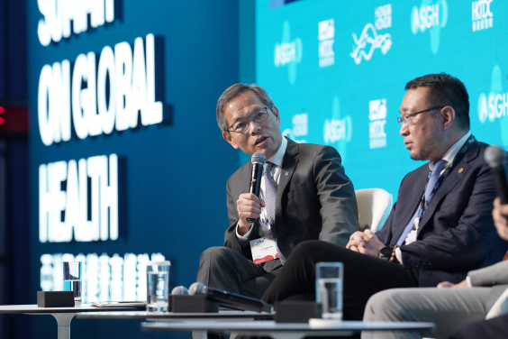 劉澤星教授 (左一) 於「亞洲醫療健康高峰論壇」主持「發掘AI在醫療領域的潛能」專題環節，與有關領域專家及政府和業界代表，共同探討AI在醫療領域的最新發展、倫理挑戰及未來發展方向。